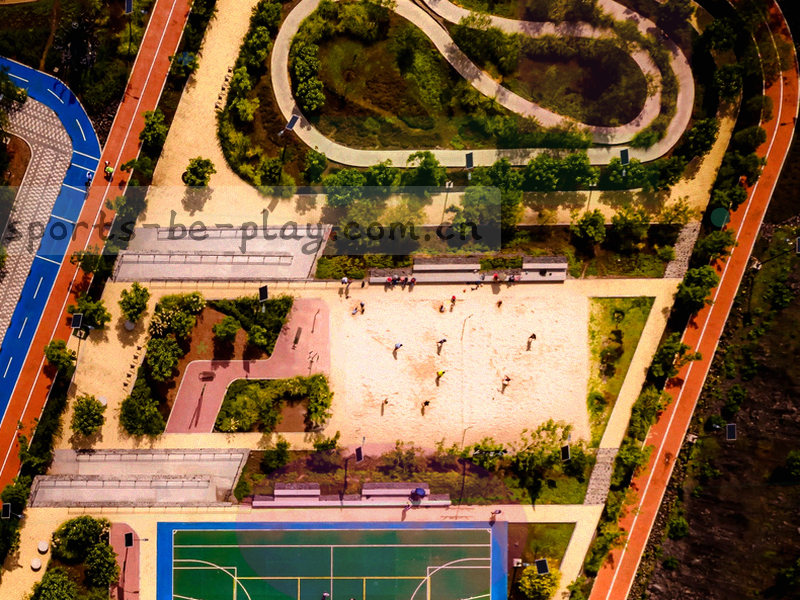 看台剪影与空座椅，人物仅为远景背影
